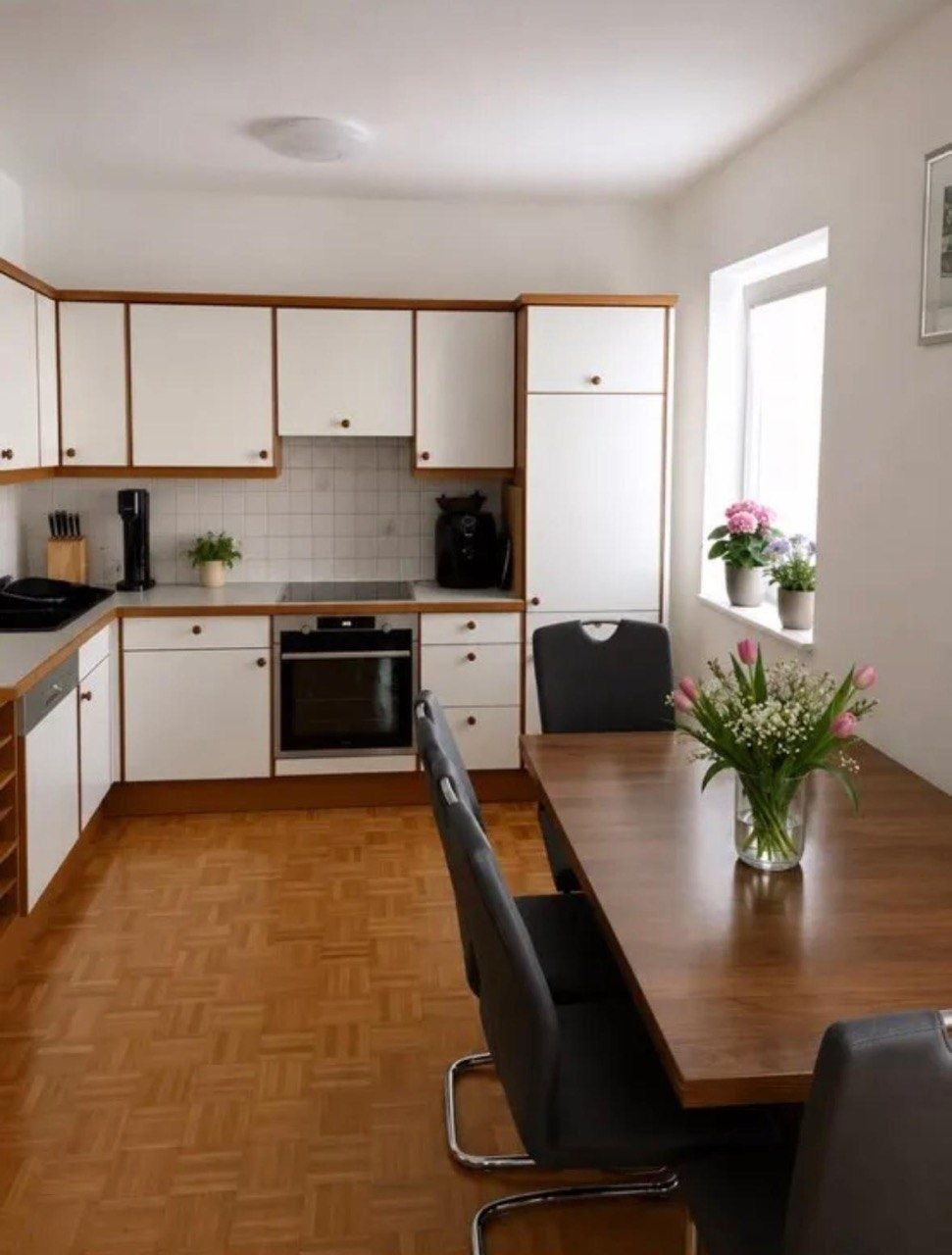 Küche mit Esstisch und Stühlen in der Wohnung in Steyr
