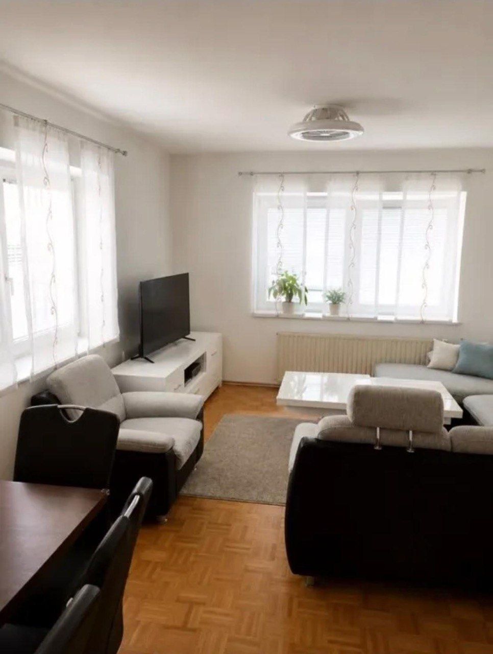 Wohnbereich der Mitarbeiterwohnung in Steyr mit Sofa und Sitzgelegenheiten